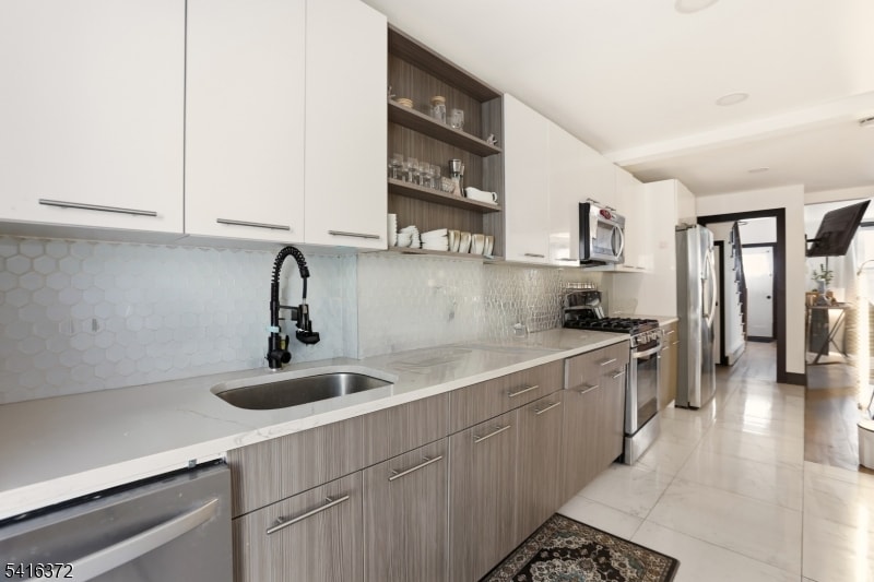 138 Broadway image 6