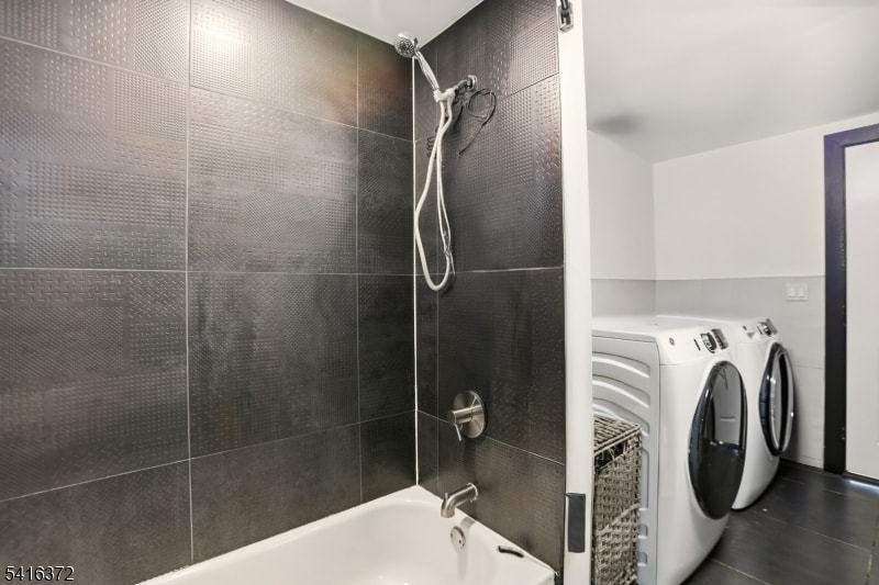 138 Broadway image 8