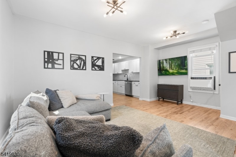 117 Argyle Pl image 6