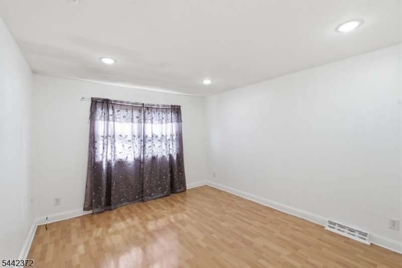 8 Van Nostrand Ave image 13