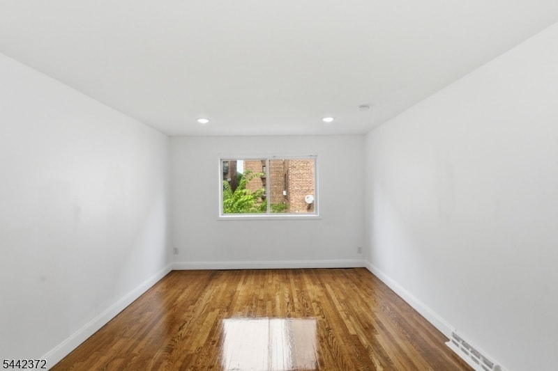 8 Van Nostrand Ave image 19