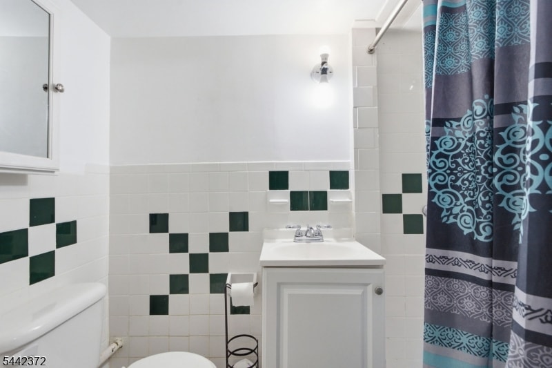 8 Van Nostrand Ave image 22