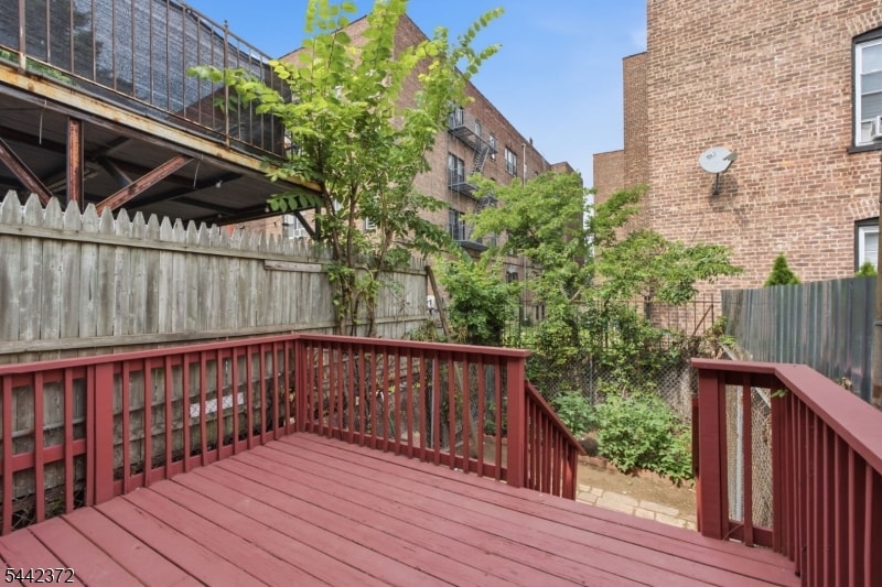 8 Van Nostrand Ave image 31
