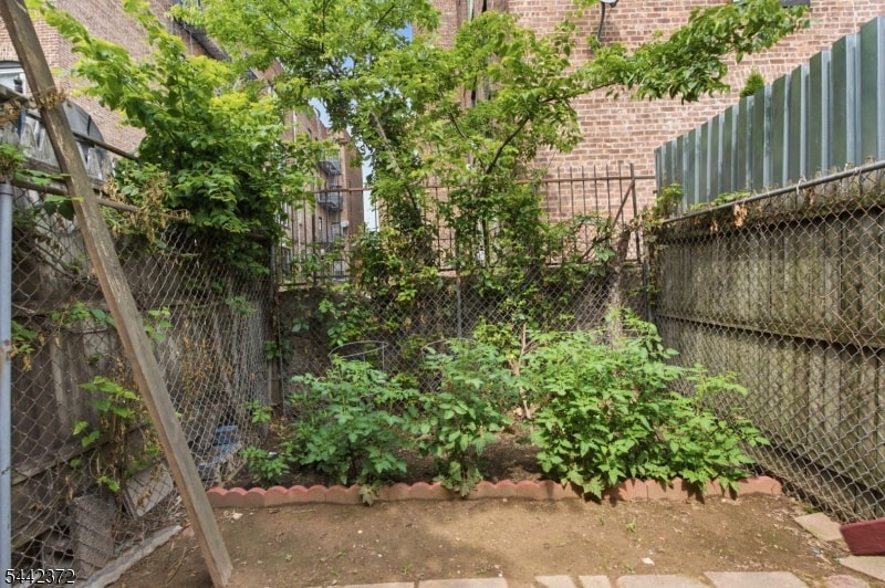 8 Van Nostrand Ave image 32