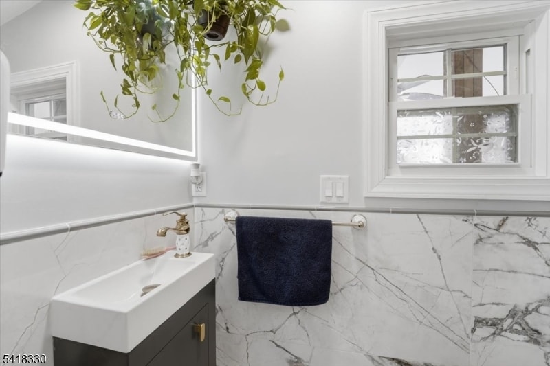 60 Stewart Ave image 21