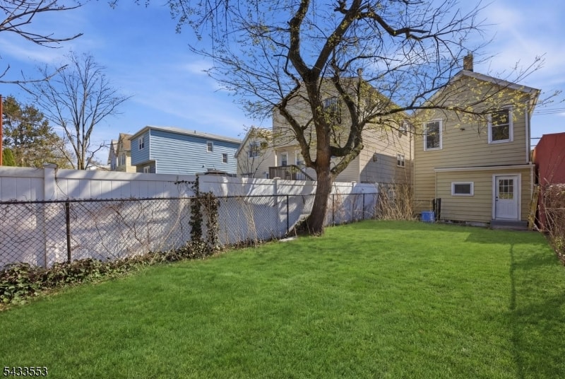139 W 51st St image 19