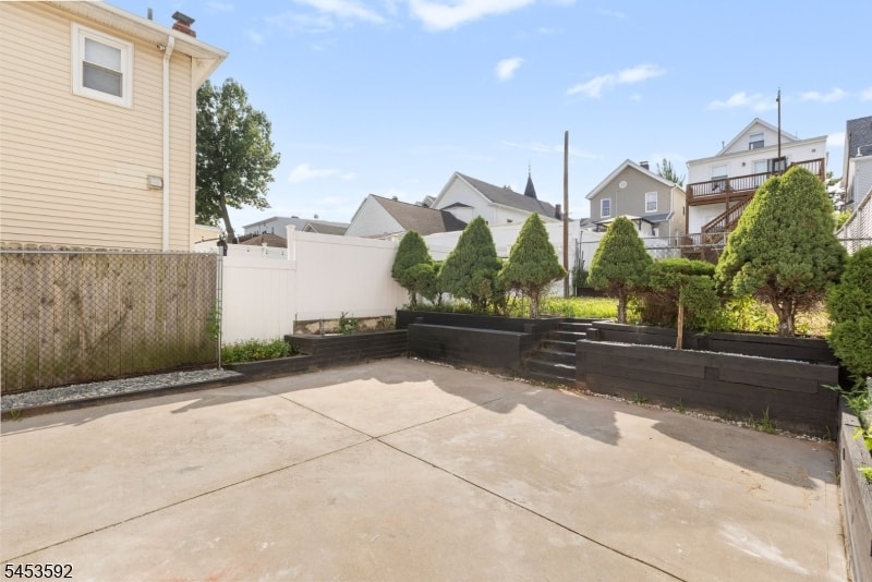 345 Forest St image 31
